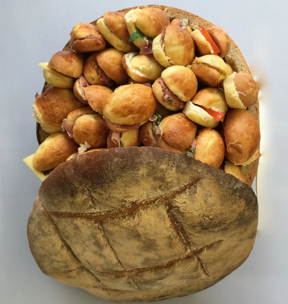 Pain surprise garni de petits pains