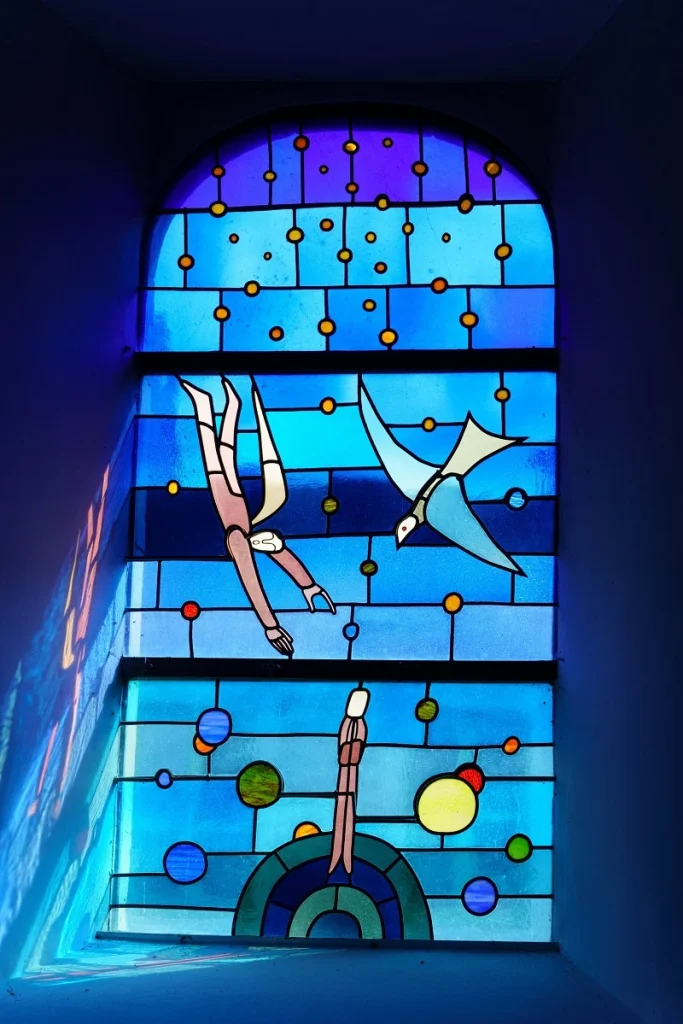Vitrail de Jean-Michel Folon à l'église Saint-Étienne de Waha