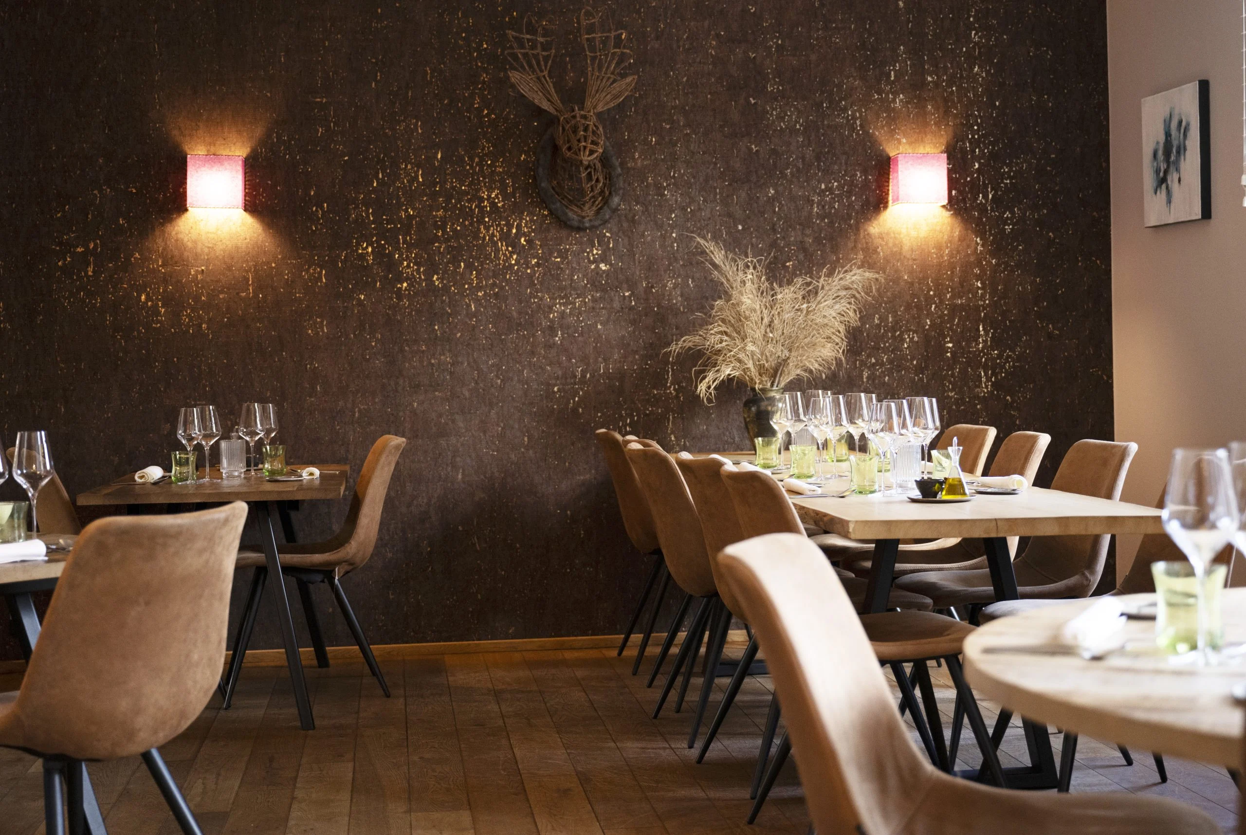 La salle du restaurant, mur en liège et appliques