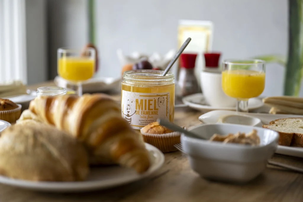 Croissants, jus d'orange et miel de Famenne au petit-déjeuner