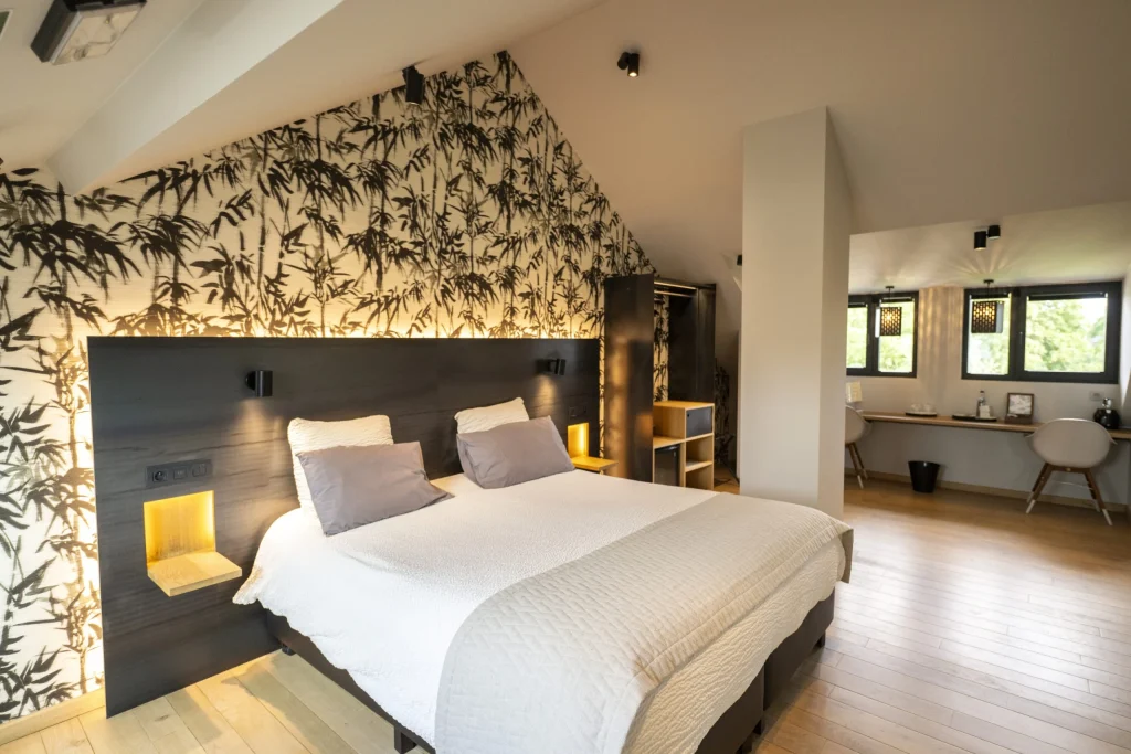 Chambre de l'hôtel, tête de lit sombre et papier peint végétal