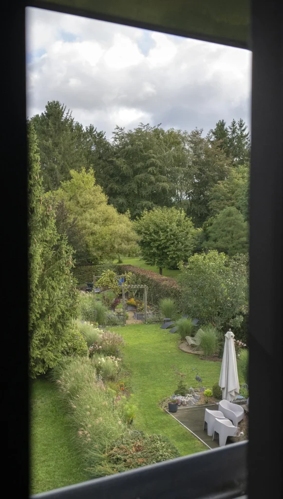 Le jardin, vu depuis une fenêtre de l'hôtel