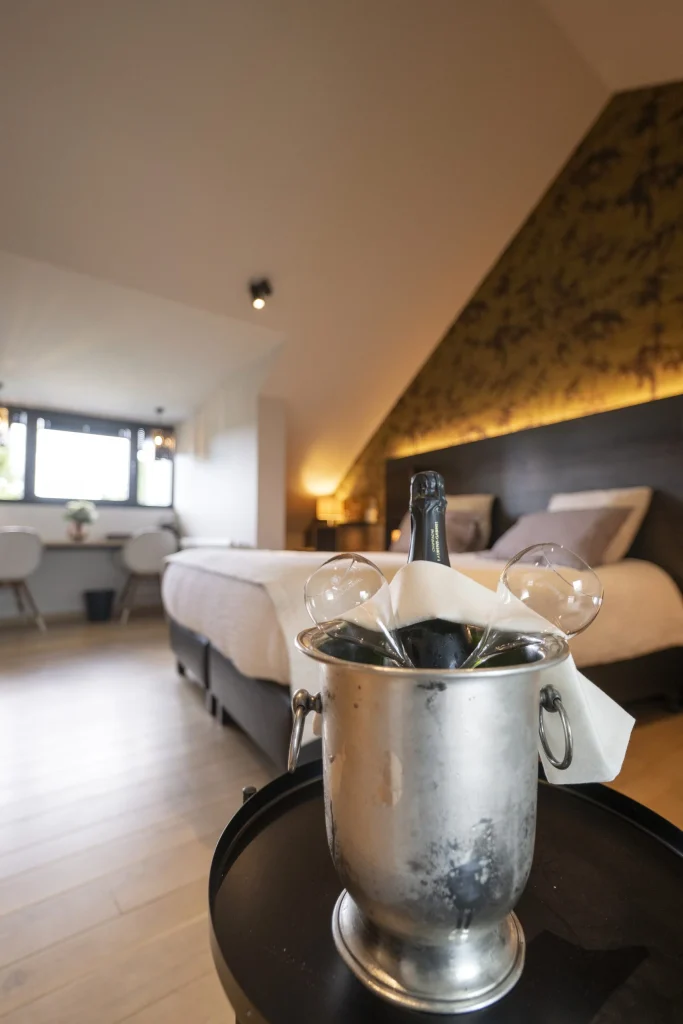 Seau à champagne devant le lit