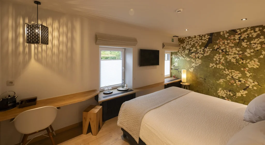 Chambre lumineuse avec bureau sous la fenêtre